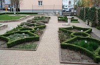 Grede zasnovane v dekorativne oblike in obrobljene s pušpanom