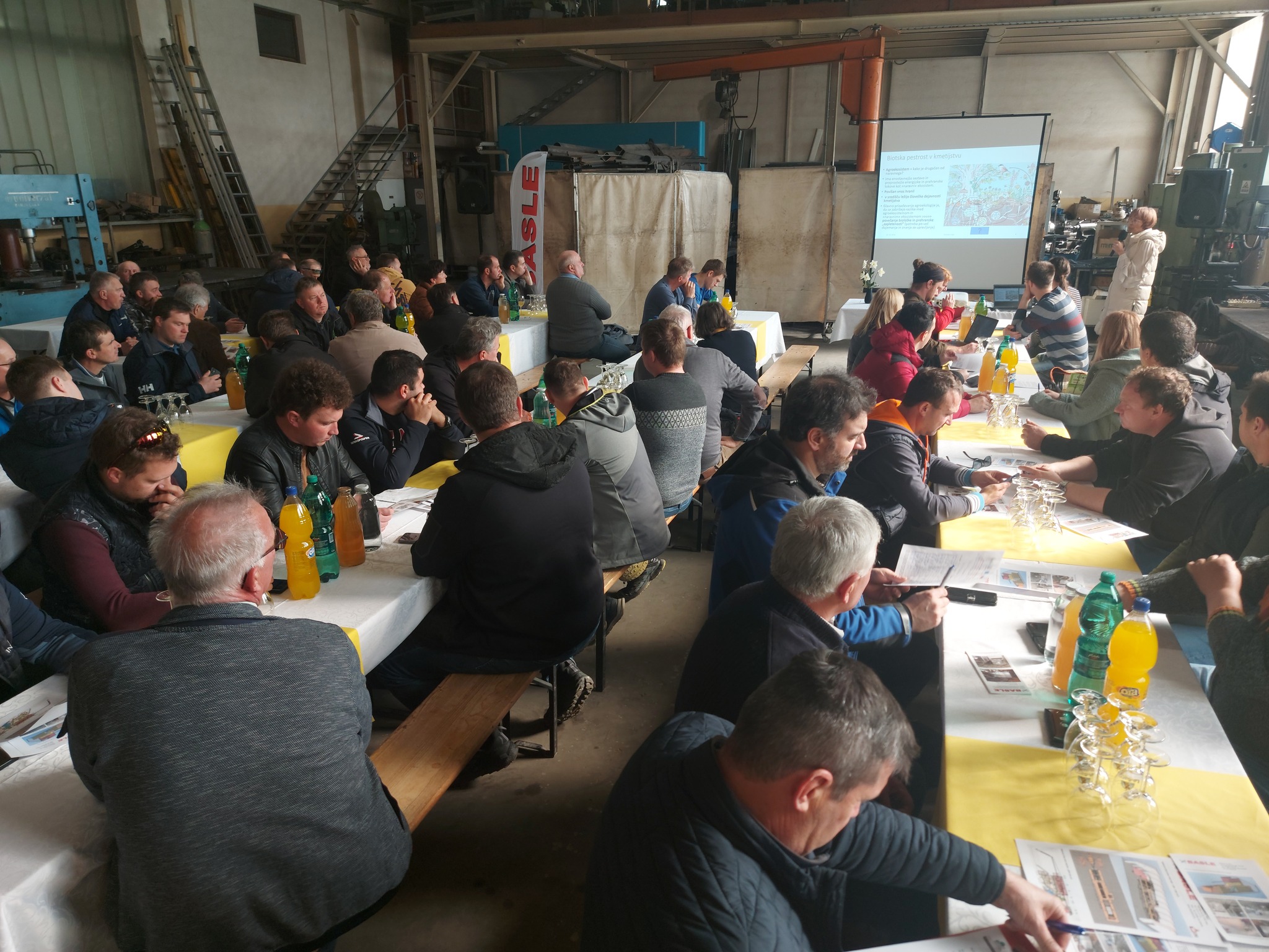 Skupinska slika udeležencev, ki sedijo za mizo