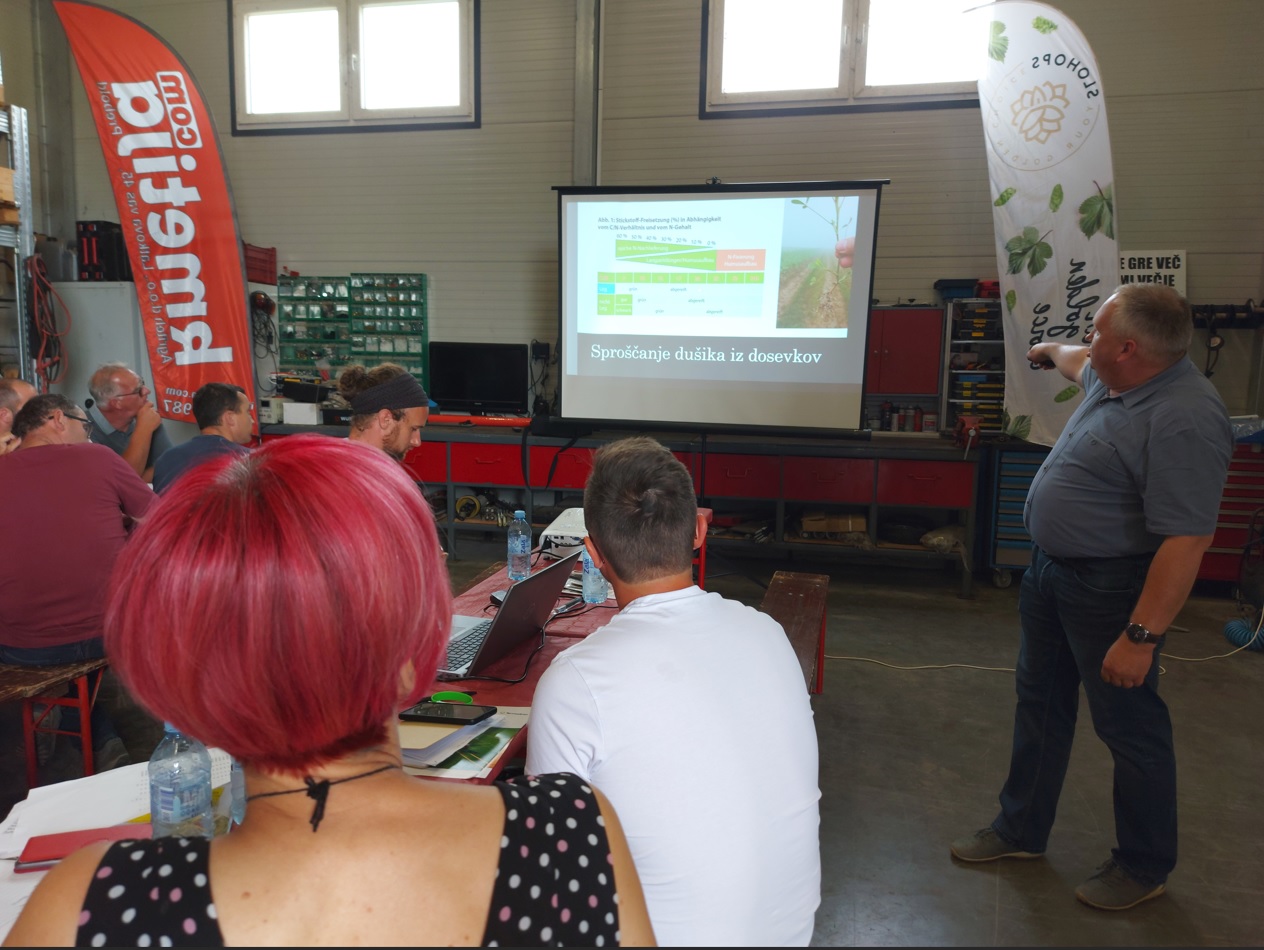 Igor Šantavec pred zaslonom predava udeležencem.