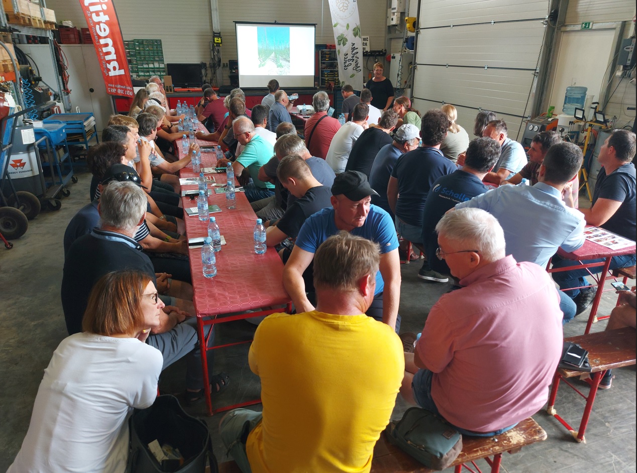 Udeleženci sedijo v dvorani.