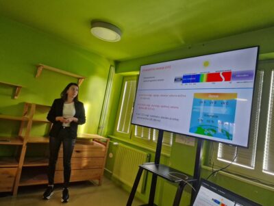 Maja Dobrajc pred zaslonom