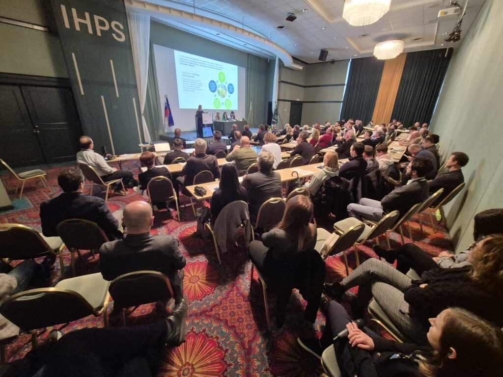 Tanja Gorišek na odru v dvorani  predava udeležencem seminarja