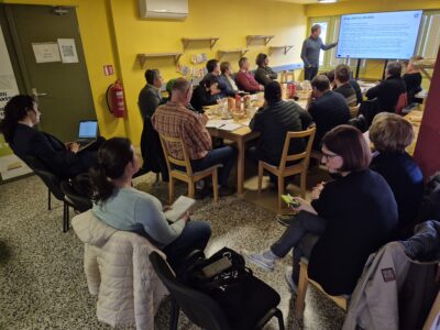 Udeleženci sestanka poslušajo Boštjana Nagliča